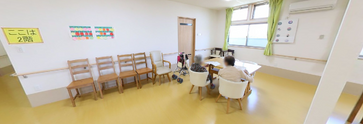 清潔で広々とした施設の共有エリア