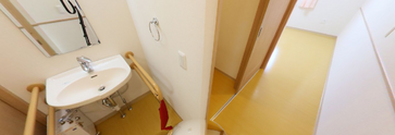 介護施設の通路と手洗い場