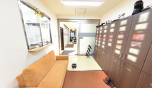 介護施設内の廊下とリビング