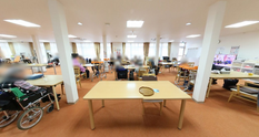 広々とした介護施設の共用エリア
