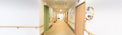 介護施設の明るい通路