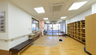 職員作業スペースや廊下が見える