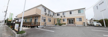 介護施設の外観と付近の道路