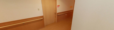 職員用通路と階段のある施設内