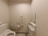 広々とした清潔なトイレ空間