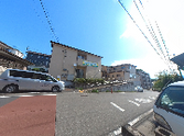 広々とした玄関前風景