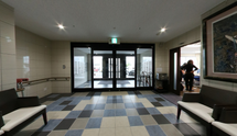 ゆったりとした介護施設のロビー