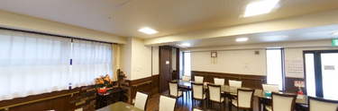 清潔感のある食堂とキッチンエリア