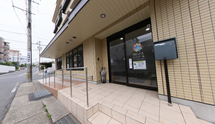 介護施設の外観と通り