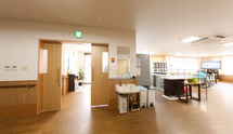 介護施設内の居住者とスタッフ