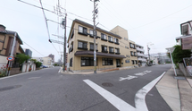 静かな住宅街の交差点の風景