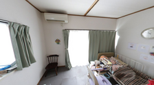 ケア施設の居室を示す内観