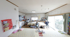 介護施設の共有スペースと職員の業務風景