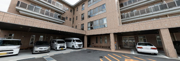 明るい介護施設の外観