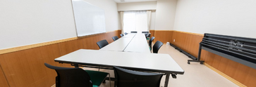 介護施設のミーティングルーム内観