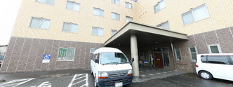 介護施設のエントランスと駐車場