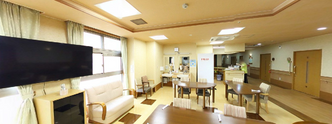 広々とした介護施設の居間