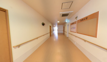 介護施設内部の廊下と安全設備