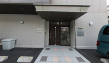 介護施設のエントランスと送迎車