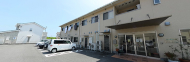 介護施設のエントランスと駐車場