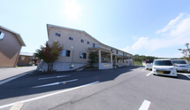 明るく開放的な施設外観