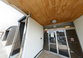 木の天井が特徴的なエントランス
