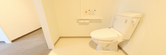 介護施設内のトイレと手すり