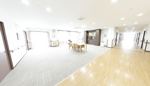 明るく広々とした介護施設の内部