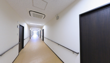 明るい施設内の通路