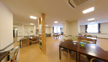 明るく清潔な介護施設の内観