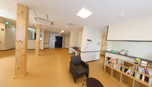 ケア施設の共有リビングエリア