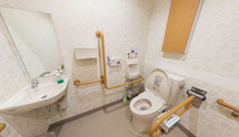介護施設の清潔なトイレスペース