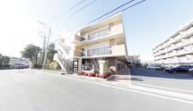明るい介護施設の周辺風景