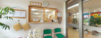 入居者が迎える温かな受付エリア