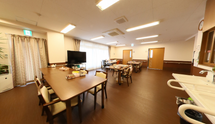 ケアホームの居間と廊下