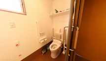 安全なトイレと廊下のある施設