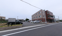 住宅街と共生する施設の外観