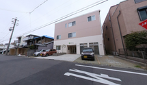 落ち着いた街の施設外側