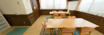 ケア施設の共有リビングエリア