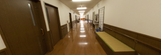 広い廊下が続く介護施設内部