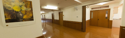 広々とした介護施設の休憩スペース