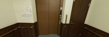 介護施設内の廊下と共用エリア