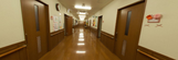 介護施設内の廊下と装飾