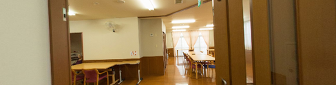 温かみのある介護施設の廊下