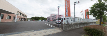 介護施設外観と通り