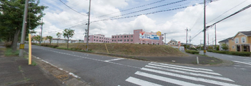明るい街角に立地する介護施設