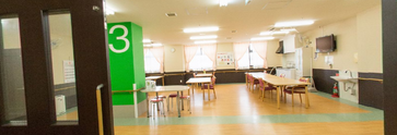 介護施設の清潔な廊下と部屋