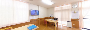 介護施設の共有リビングスペース