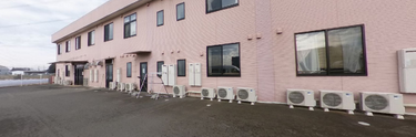 広々とした介護施設の駐車場