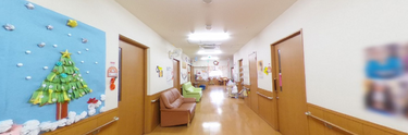 温かみのある施設内の通路